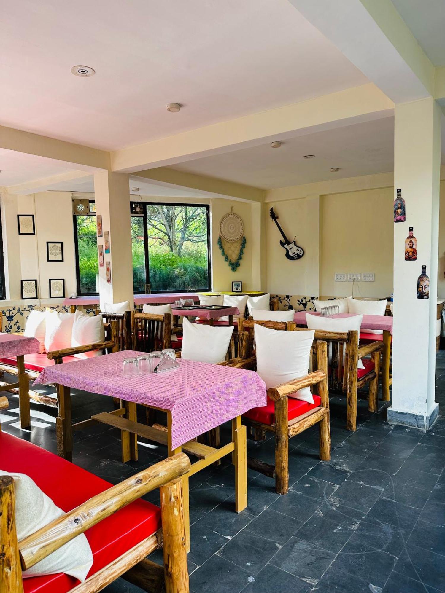 Red House Cafe And Inn Манали Экстерьер фото