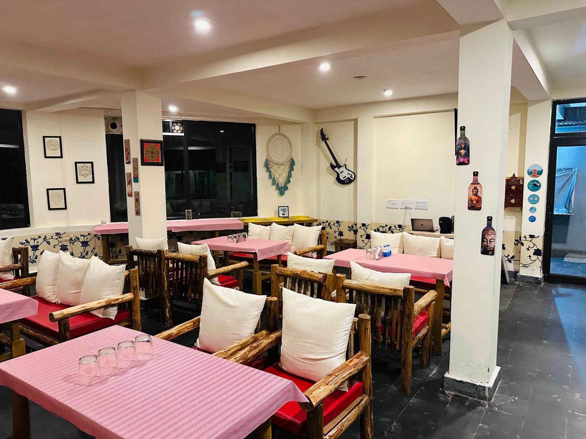 Red House Cafe And Inn Манали Экстерьер фото