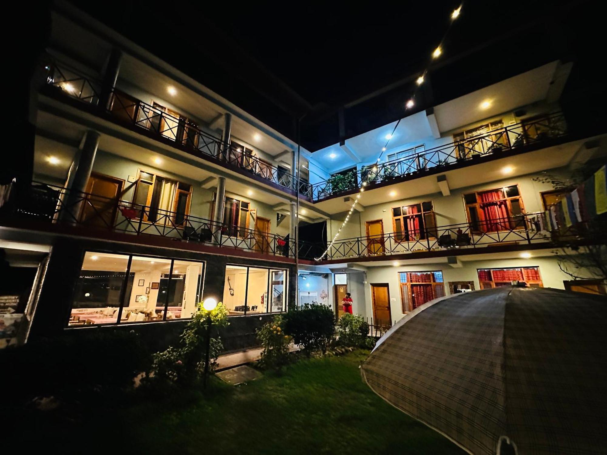 Red House Cafe And Inn Манали Экстерьер фото