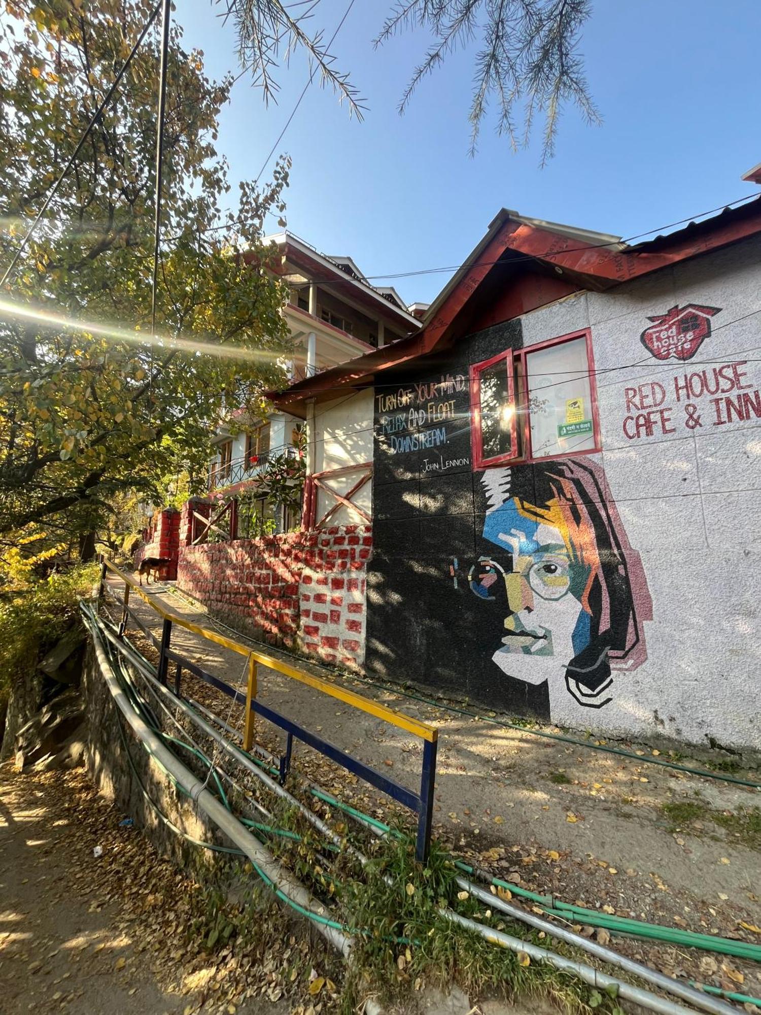 Red House Cafe And Inn Манали Экстерьер фото